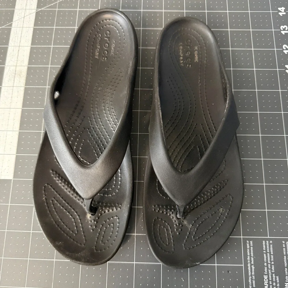 Crocs Kadee II Flip Flops Womens 8 Black Strappy Comfort Sandals Iconic Comfort